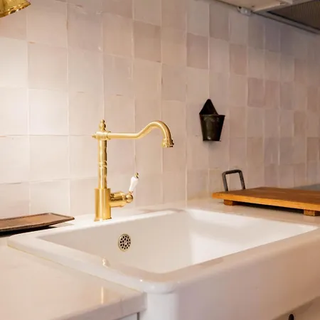 Elegant 3br Townhouse W/ En-suite Baths - Mouraria | By Airnest