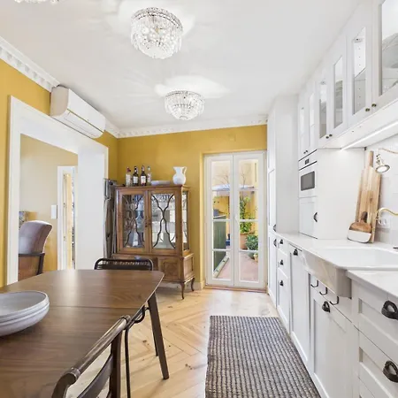 Elegant 3br Townhouse W/ En-suite Baths - Mouraria | By Airnest 펜션