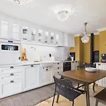 Сasa de vacaciones Elegant 3br Townhouse W/ En-suite Baths - Mouraria | By Airnest *