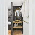 Elegant 3br Townhouse W/ En-suite Baths - Mouraria | By Airnest Сasa de vacaciones