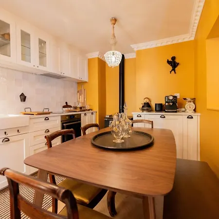 Elegant 3br Townhouse W/ En-suite Baths - Mouraria | By Airnest