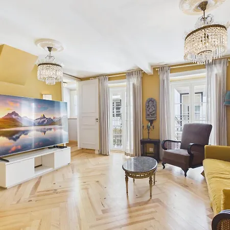 Elegant 3br Townhouse W/ En-suite Baths - Mouraria | By Airnest Сasa de vacaciones
