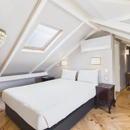 Elegant 3br Townhouse W/ En-suite Baths - Mouraria | By Airnest Сasa de vacaciones *
