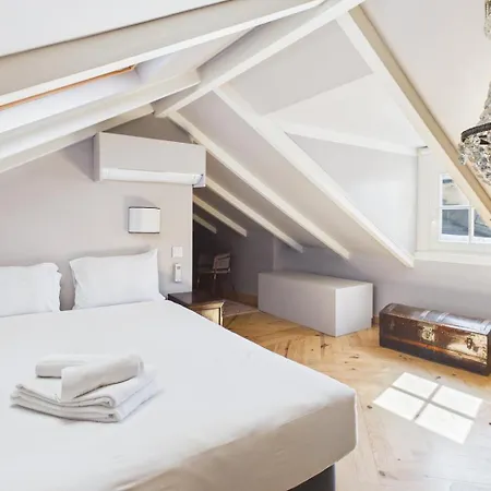 Elegant 3br Townhouse W/ En-suite Baths - Mouraria | By Airnest Semesterbostad Lisboa