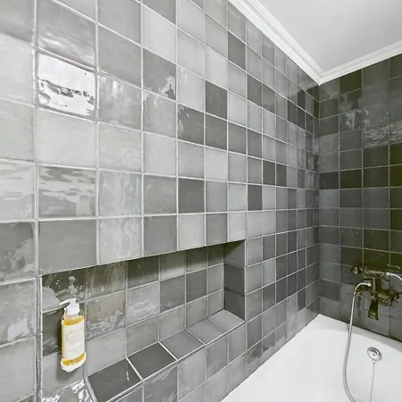 Elegant 3br Townhouse W/ En-suite Baths - Mouraria | By Airnest Semesterbostad *