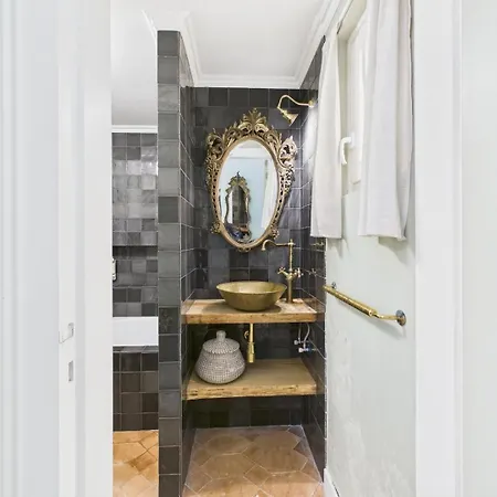 Elegant 3br Townhouse W/ En-suite Baths - Mouraria | By Airnest Semesterbostad