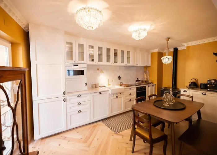 Feriehus Elegant 3br Townhouse W/ En-suite Baths - Mouraria | By Airnest