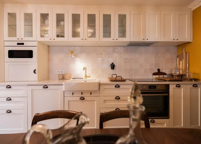 Elegant 3br Townhouse W/ En-suite Baths - Mouraria | By Airnest *