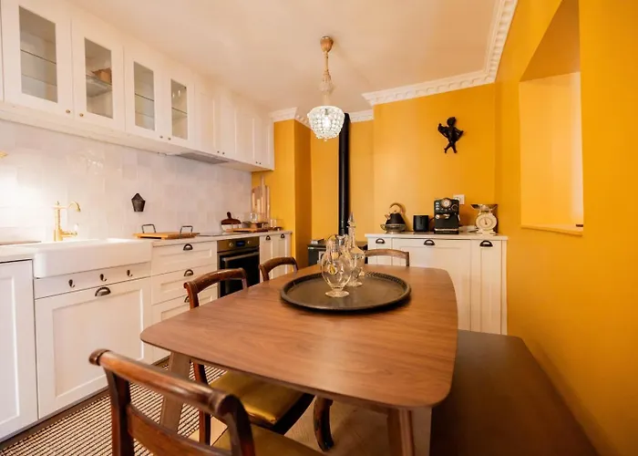 Elegant 3br Townhouse W/ En-suite Baths - Mouraria | By Airnest