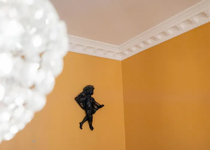 Elegant 3br Townhouse W/ En-suite Baths - Mouraria | By Airnest * Лісабон