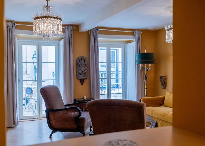 Feriehus Elegant 3br Townhouse W/ En-suite Baths - Mouraria | By Airnest *