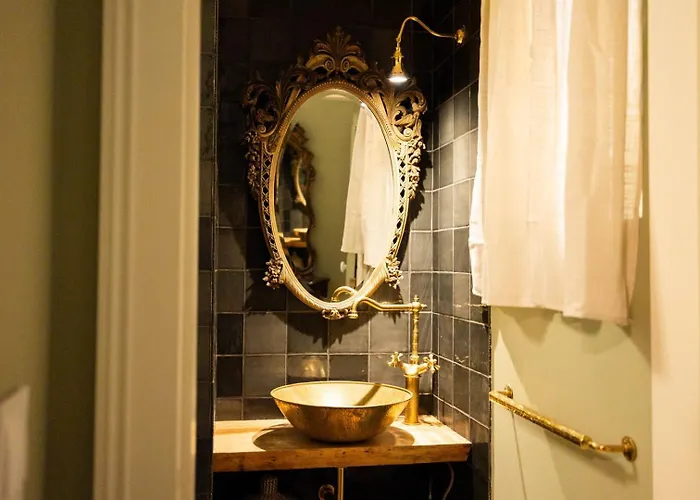 Feriehus Elegant 3br Townhouse W/ En-suite Baths - Mouraria | By Airnest Lisboa