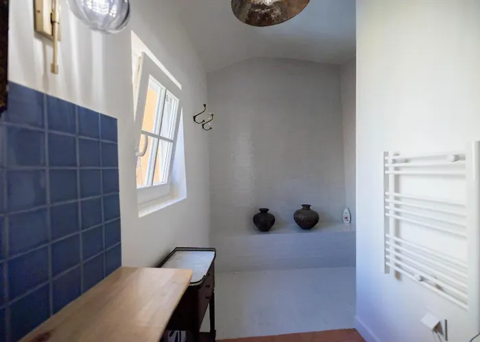 Feriehus Elegant 3br Townhouse W/ En-suite Baths - Mouraria | By Airnest *