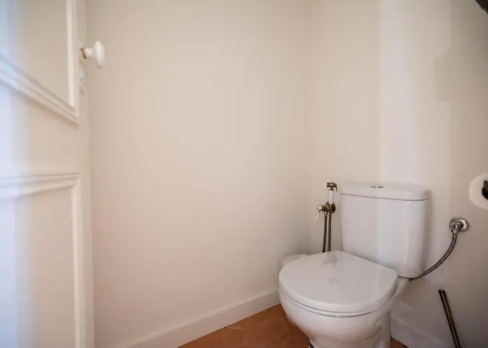 Feriehus Elegant 3br Townhouse W/ En-suite Baths - Mouraria | By Airnest Lisboa