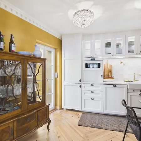 Elegant 3br Townhouse W/ En-suite Baths - Mouraria | By Airnest * Lisbon