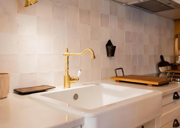 Elegant 3br Townhouse W/ En-suite Baths - Mouraria | By Airnest