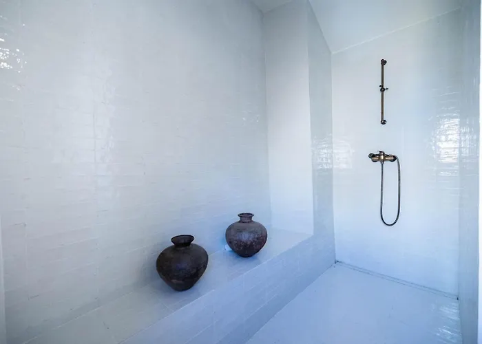 Elegant 3br Townhouse W/ En-suite Baths - Mouraria | By Airnest * Lisboa